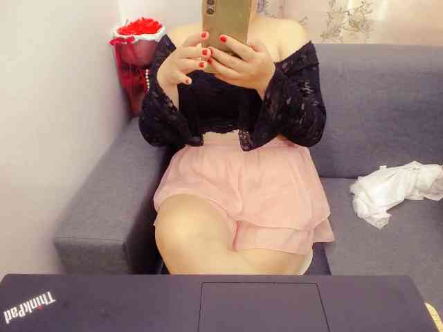 --Luna-- Live Webcam on {site_name}