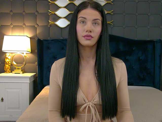 LeyaCass live cam profile