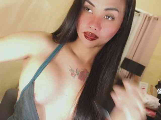 yourqueenmika Live Webcam on BongaCams