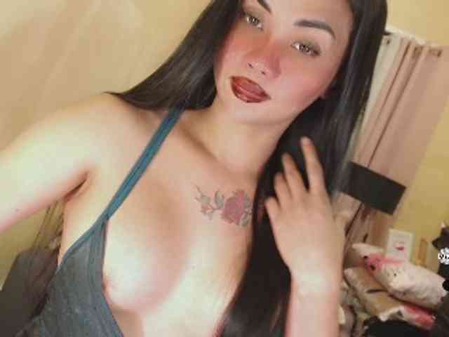 yourqueenmika Live Webcam on BongaCams