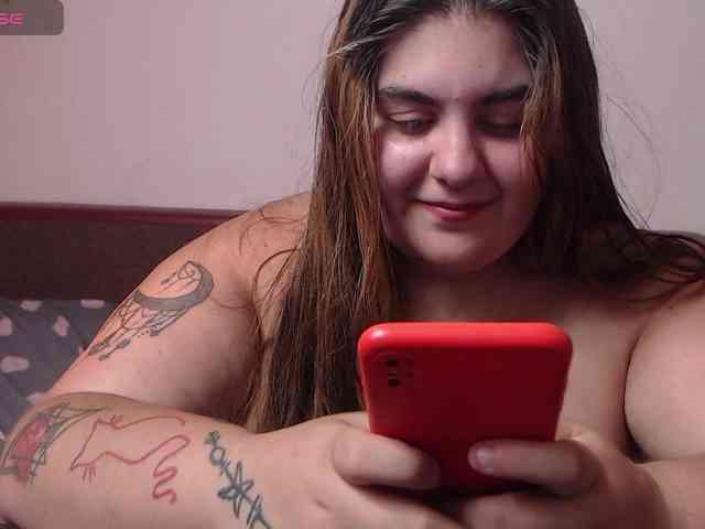 playful-allexys webcam