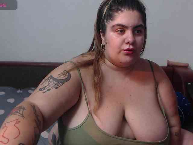 playful-allexys webcam