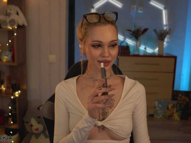 ManiFreyja's BongaCams show and profile