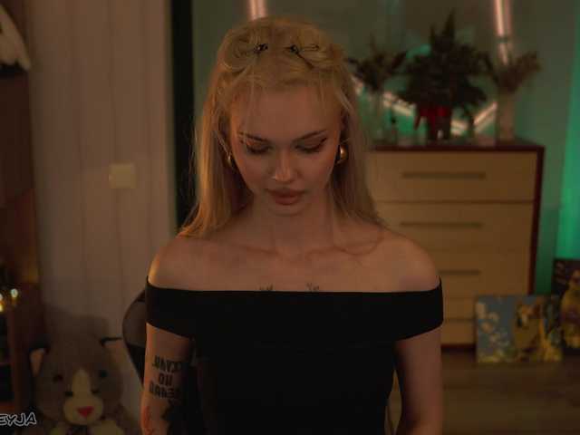 ManiFreyja's BongaCams show and profile