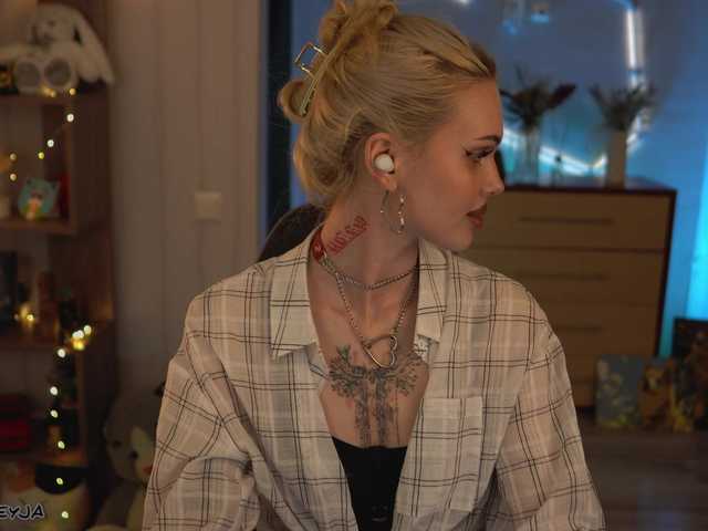 ManiFreyja live cam profile