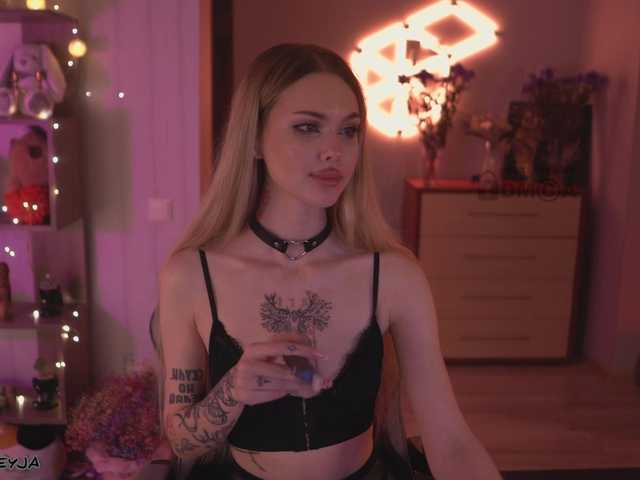  ManiFreyja chat room