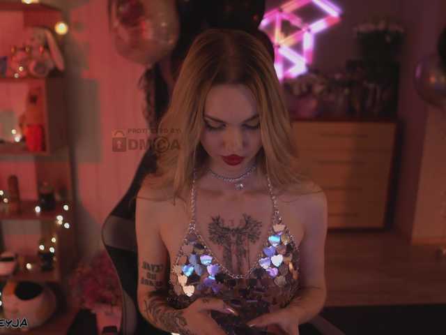  ManiFreyja chat room