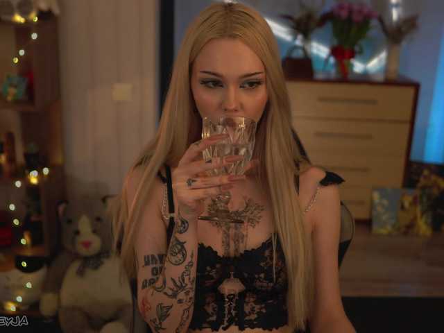 ManiFreyja's BongaCams show and profile