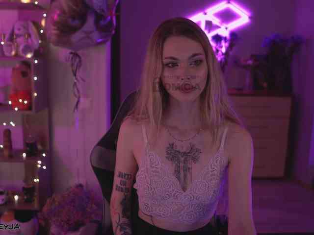 nude striptease ManiFreyja