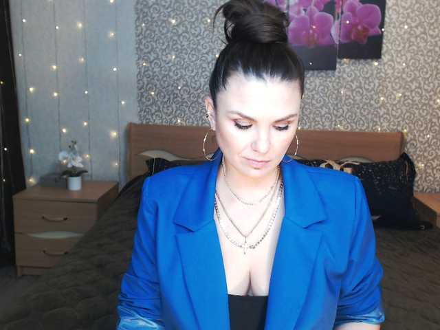 AwesomeValen's BongaCams show and profile