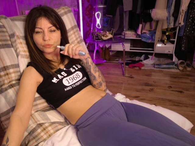 CrissySmile's BongaCams show and profile