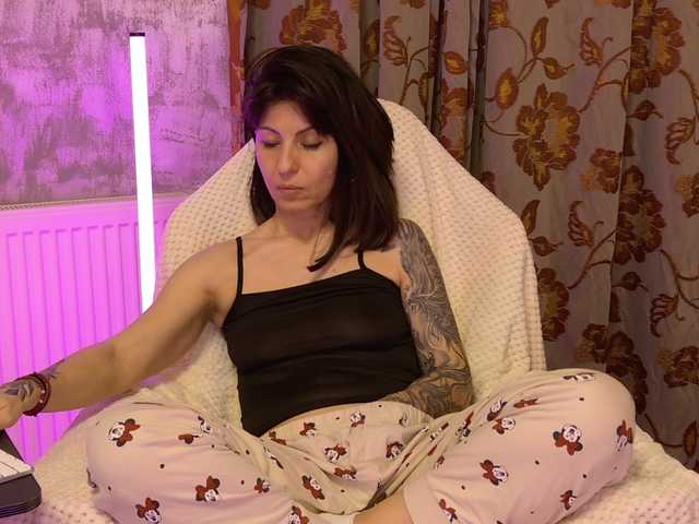 CrissySmile's BongaCams show and profile