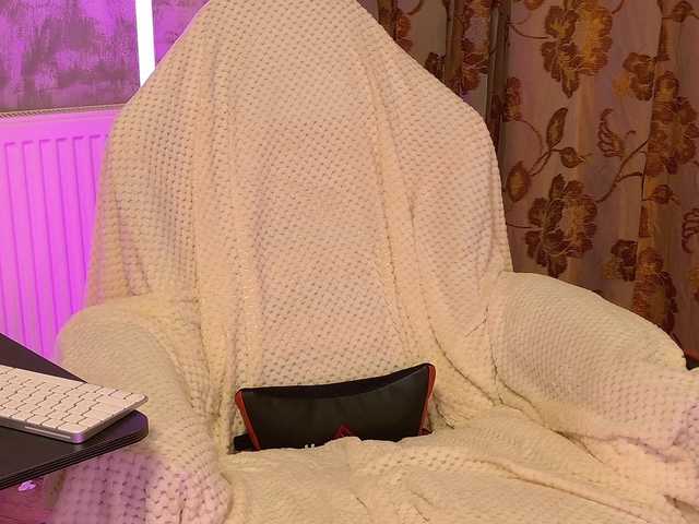 CrissySmile's BongaCams show and profile