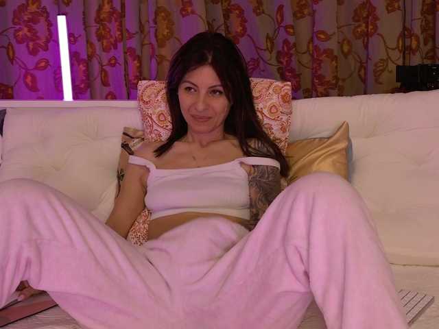 le modèle CrissySmile est en webcam porno dans un show sur le site bongacams, il possède les tags suivants: White/Caucasian,Brunette,Trimmed