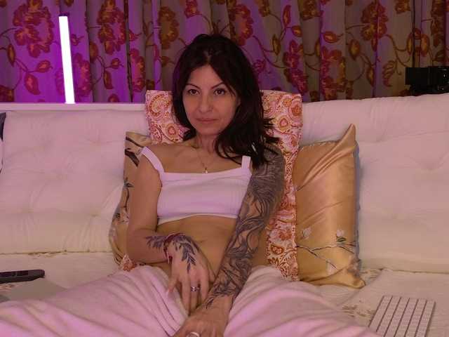 CrissySmile live cam profile