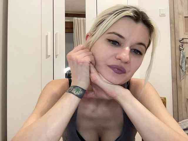 OnikaLove webcam