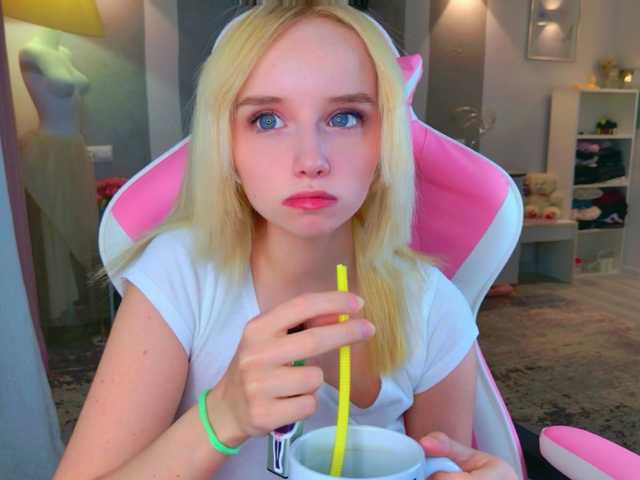 b4by-lol1's BongaCams show and profile