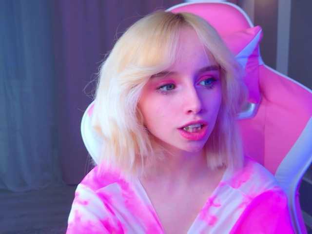 b4by-lol1's BongaCams show and profile