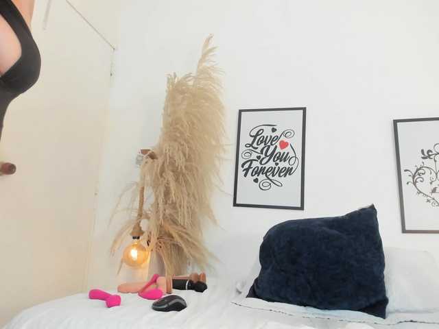 mia-lourence's BongaCams show and profile