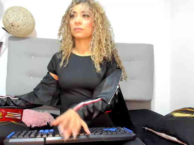 Kylie-Jen webcam