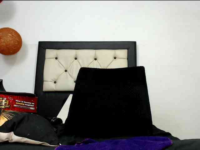 Kylie-Jen webcam