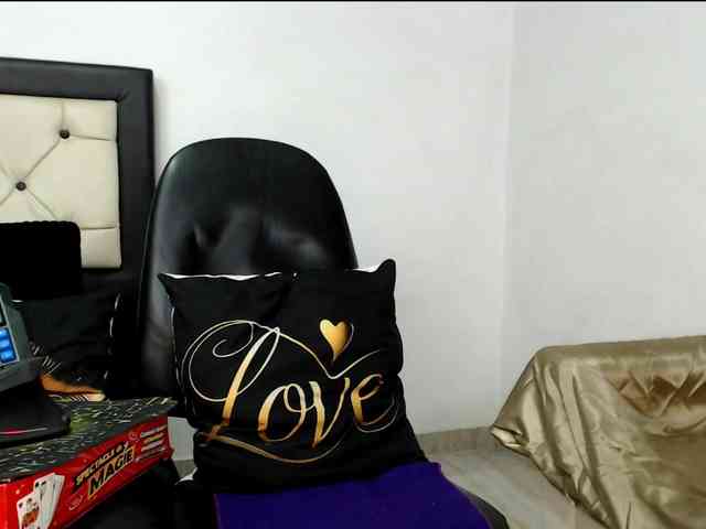 Kylie-Jen webcam