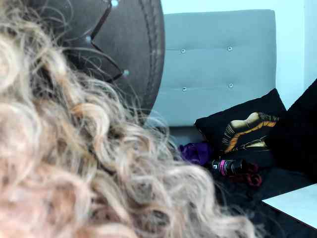 Kylie-Jen webcam