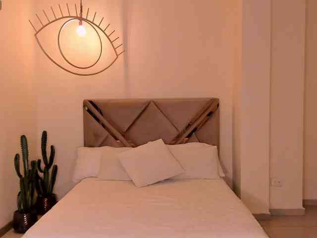 MyaRavachi webcam