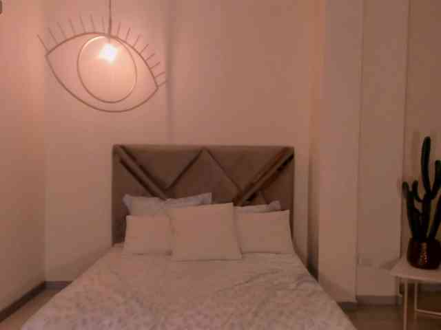 MyaRavachi webcam
