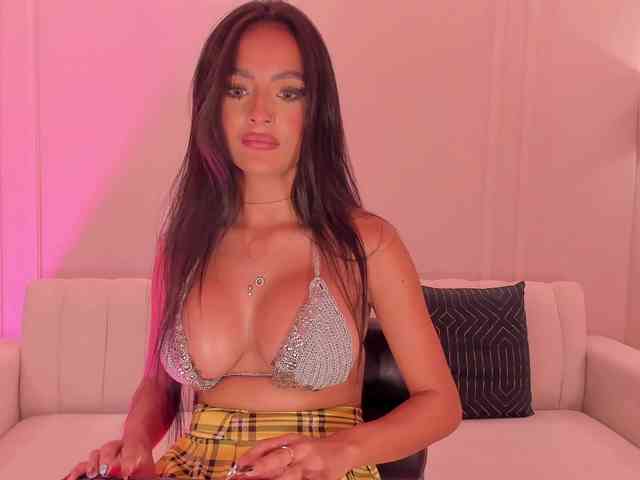 free strip chat MyaRavachi