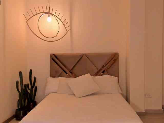 MyaRavachi webcam