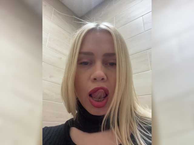 -SexyMilf-'s BongaCams show and profile