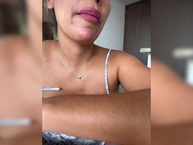 EmilyLeah's BongaCams show and profile