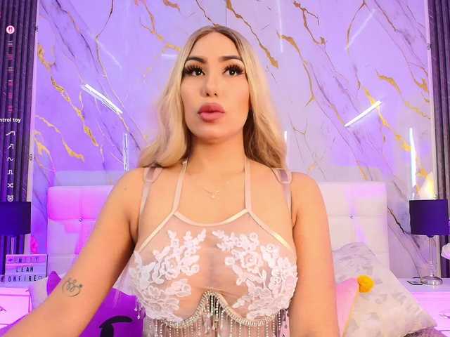 EmilyLeah's BongaCams show and profile