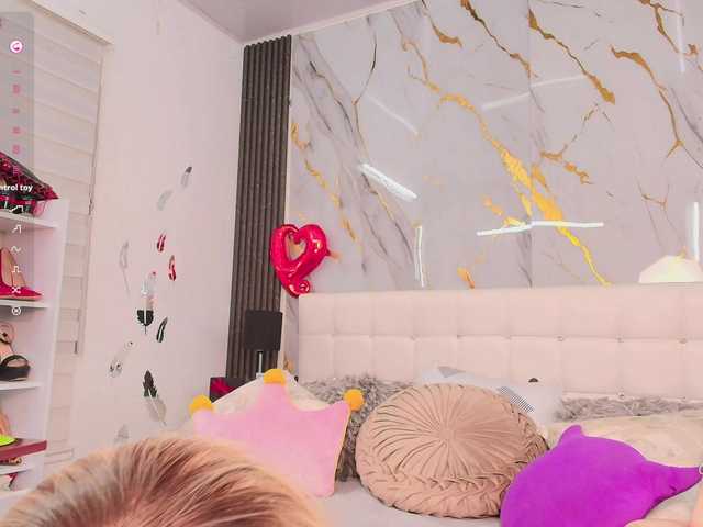 EmilyLeah's BongaCams show and profile