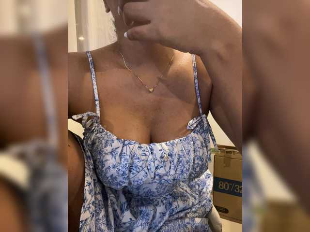 EmilyLeah's BongaCams show and profile