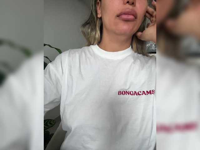 EmilyLeah's BongaCams show and profile