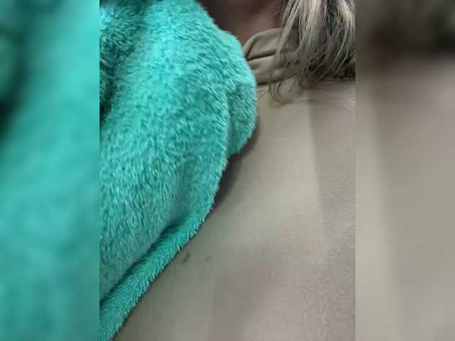 EmilyLeah's BongaCams show and profile