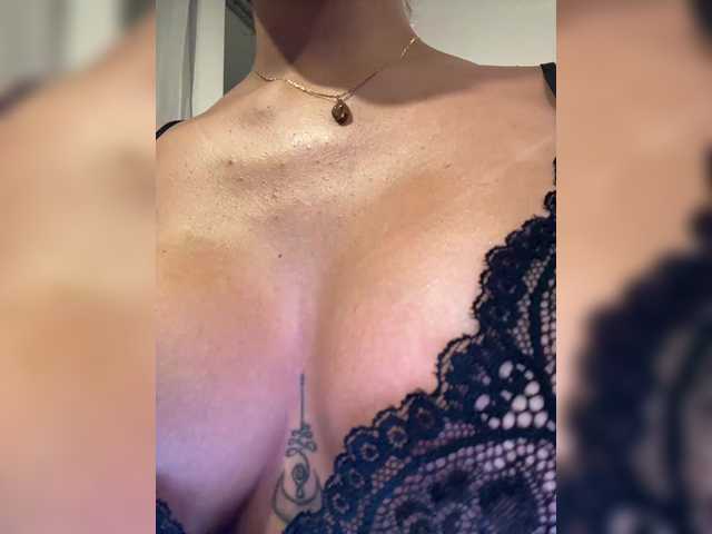 EmilyLeah's BongaCams show and profile