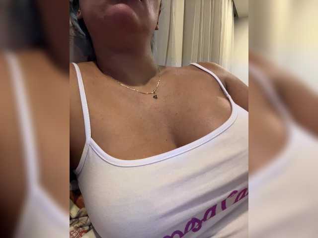 EmilyLeah's BongaCams show and profile