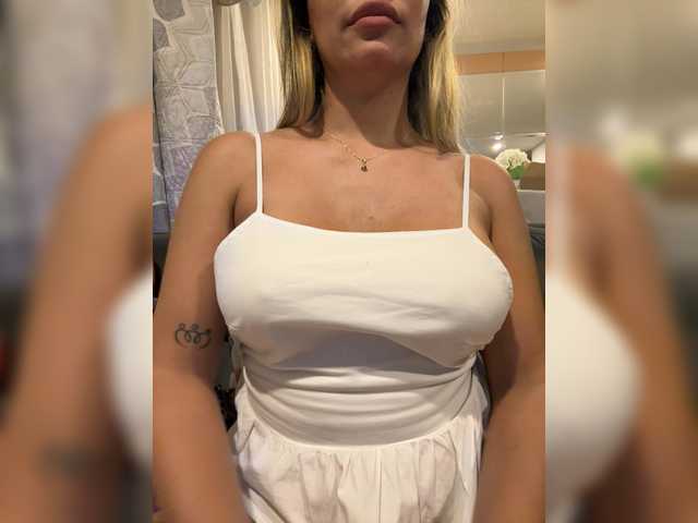 EmilyLeah's BongaCams show and profile