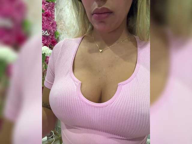 EmilyLeah's BongaCams show and profile