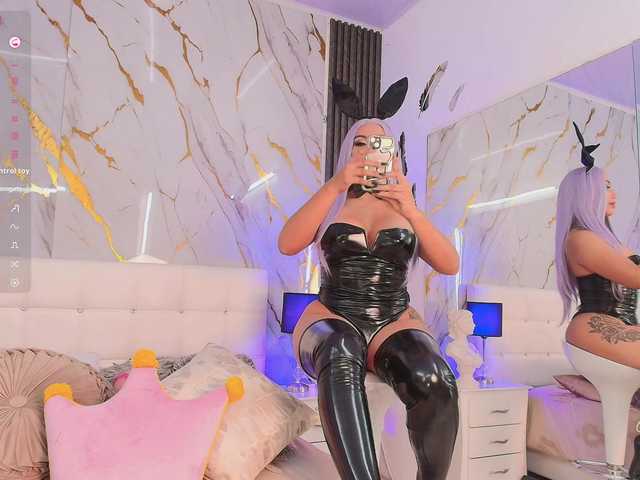 EmilyLeah's BongaCams show and profile