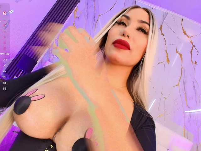 EmilyLeah's BongaCams show and profile