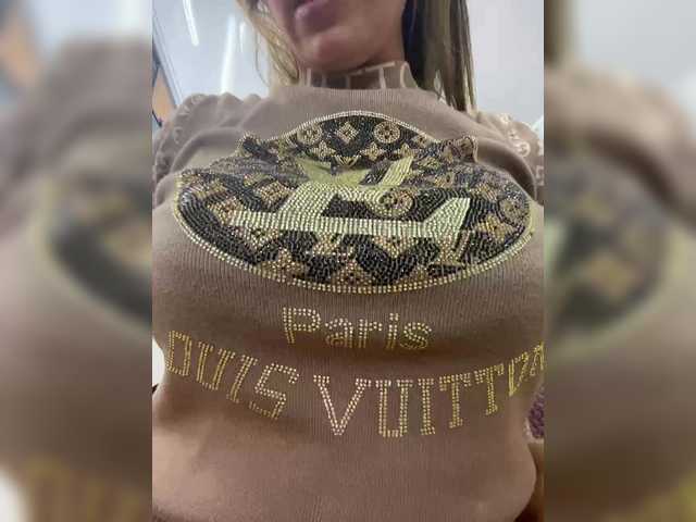 EmilyLeah's BongaCams show and profile