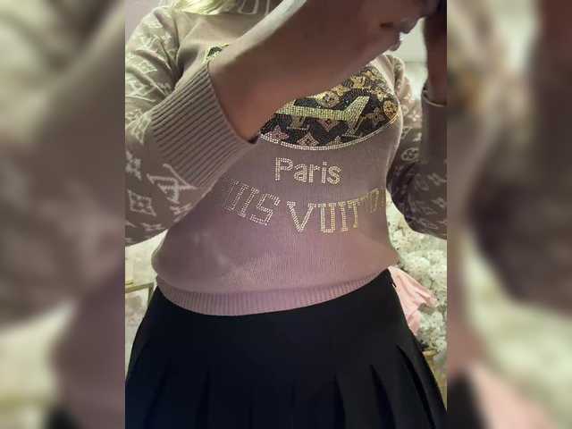 EmilyLeah's BongaCams show and profile