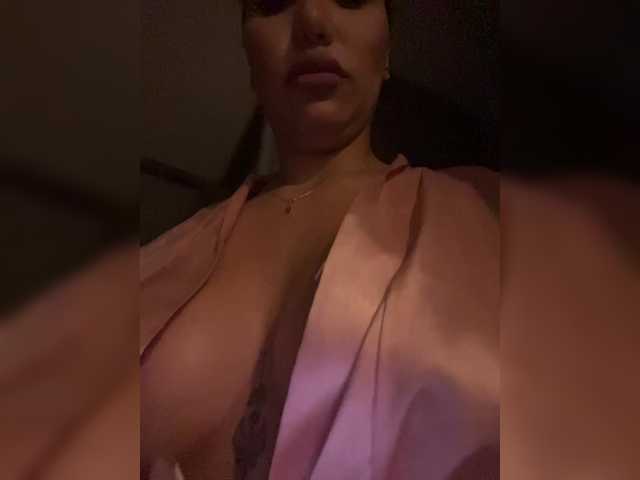 EmilyLeah's BongaCams show and profile