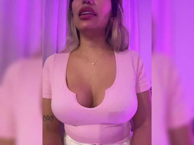 EmilyLeah's BongaCams show and profile