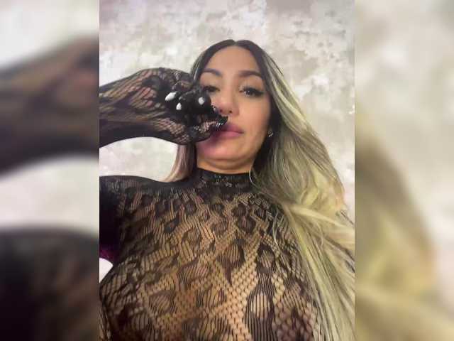 EmilyLeah's BongaCams show and profile