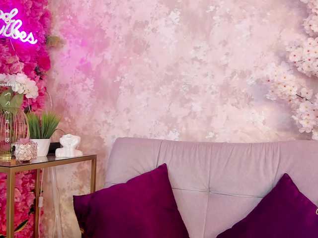 EmilyLeah's BongaCams show and profile